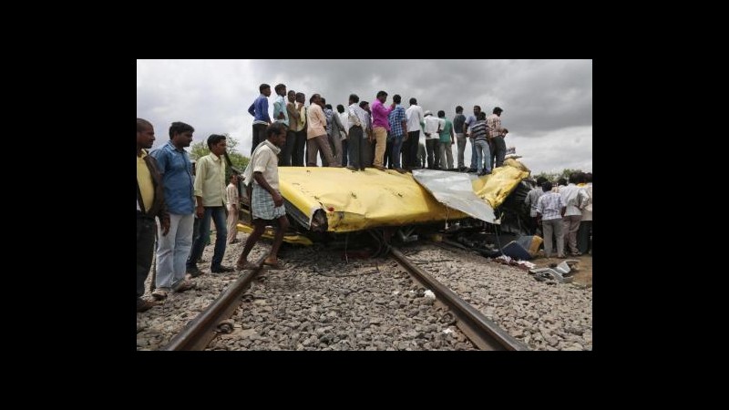 India, treno colpisce scuolabus a passaggio livello: morti 18 bambini