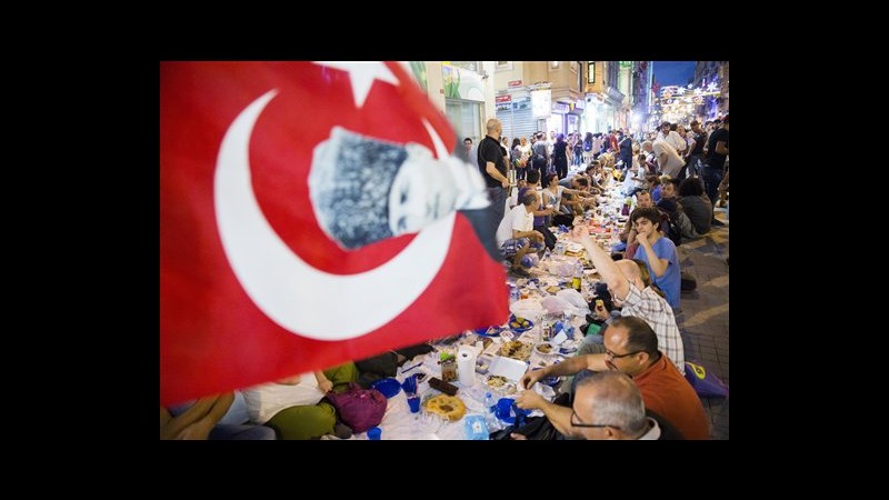 Turchia, dimostranti cenano in strada Istanbul a fine digiuno Ramadan