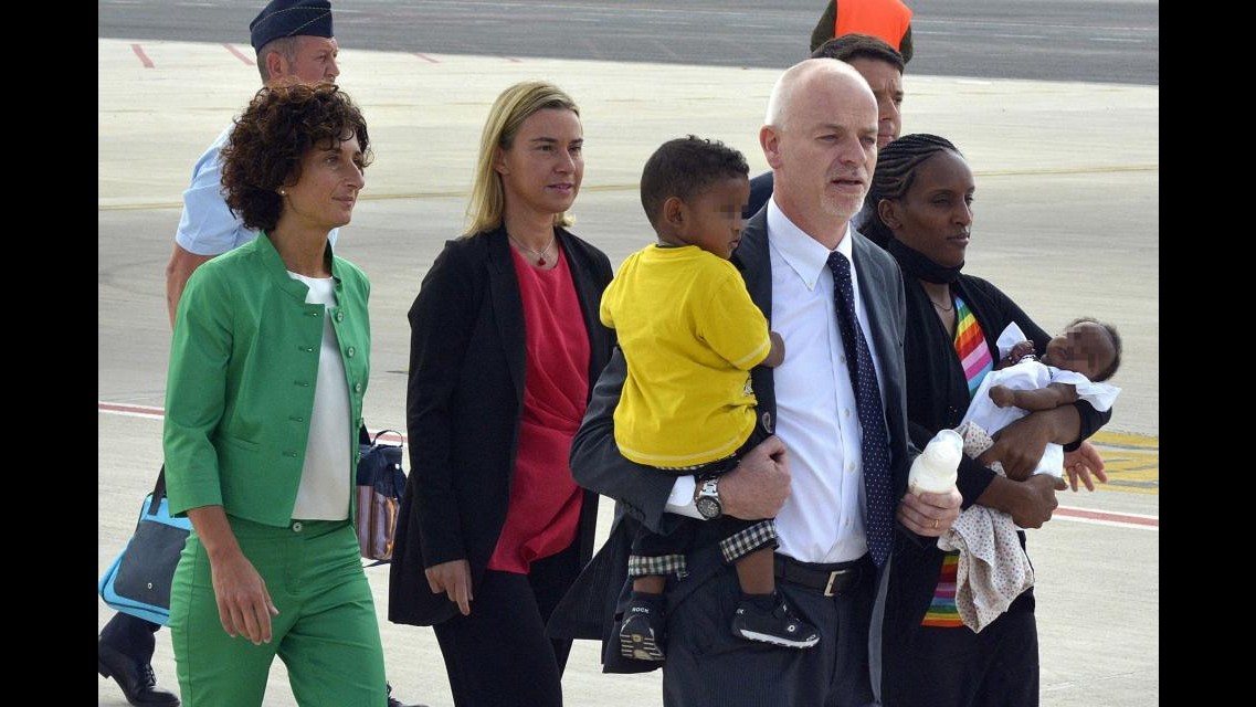 Meriam ha lasciato il Sudan ed è in Italia  Renzi la accoglie. Poi incontro con il Papa