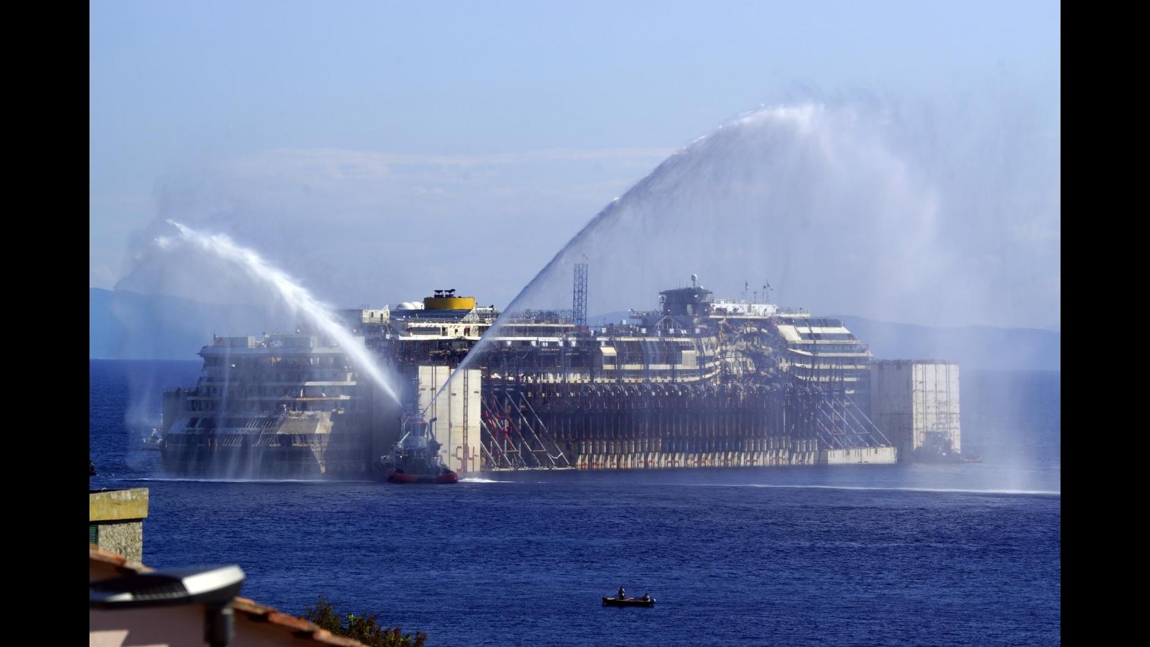 La Concordia in viaggio verso Genova scortata da guardia costiera