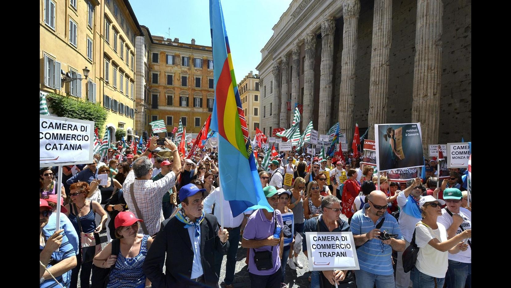 Lavoratori Camere Commercio manifestano in piazza di Pietra a Roma