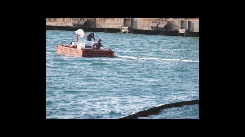 Sversamento in mare dalla raffineria Eni di Taranto