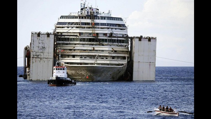 Costa Concordia, terminato rigalleggiamento: domani nave lascia Giglio