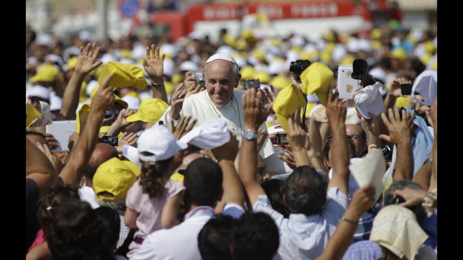 Papa: Cultura benessere porta a globalizzazione indifferenza