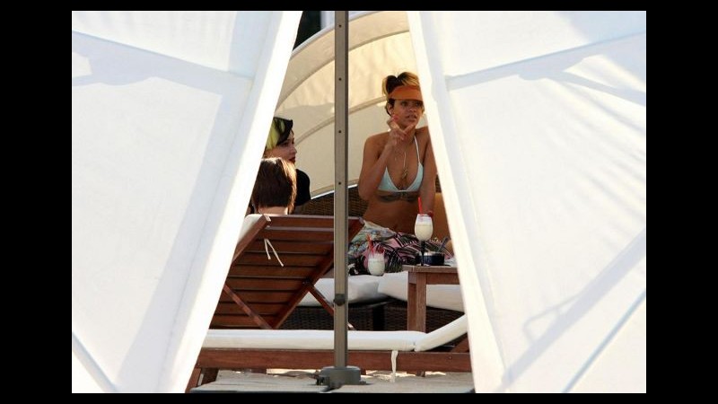 Rihanna assediata dai fan su una spiaggia in Polonia