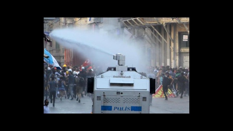 Turchia, lacrimogeni su manifestanti a Taksim, domani riapre Gezi Park