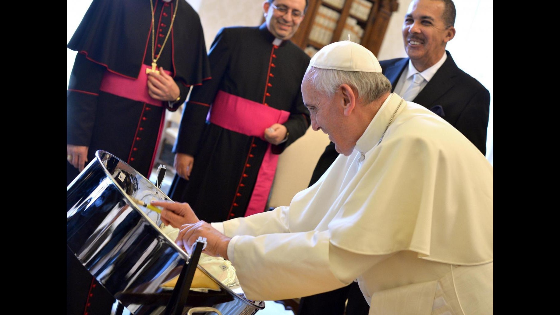 Vaticano, Bergoglio ‘batterista’: suona strumento donato da Carmona