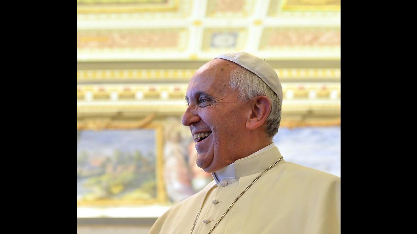 Papa: Mi fa male vedere preti con macchine costose