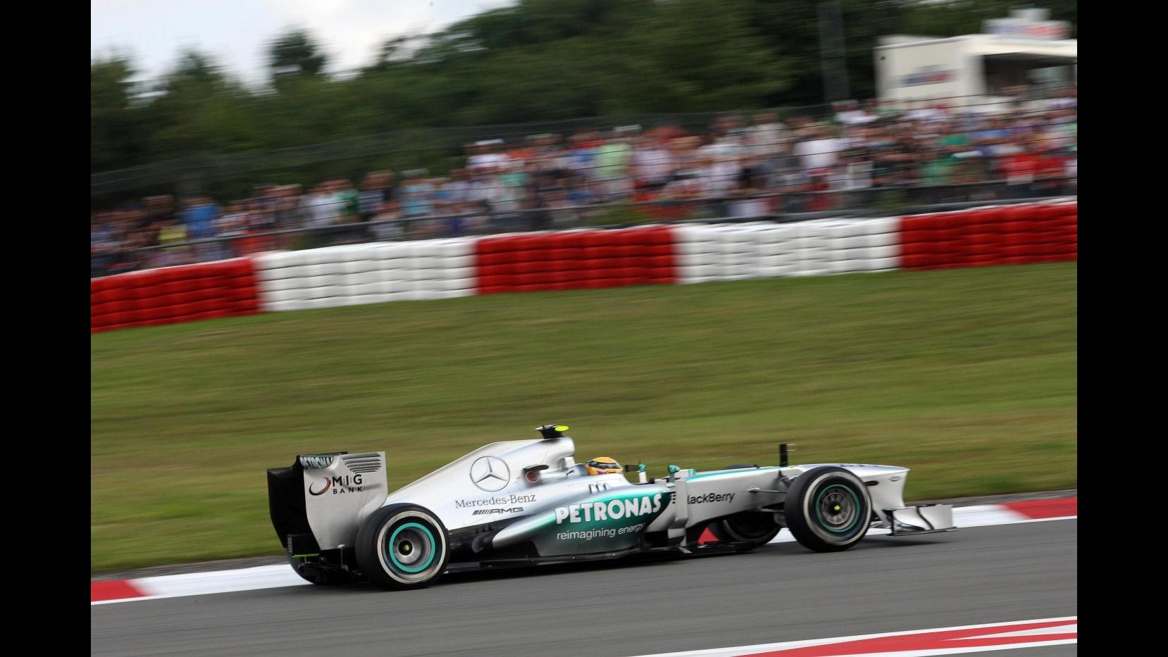 Gp Germania, pole Hamilton. Ferrari dietro: Massa 7° davanti ad Alonso