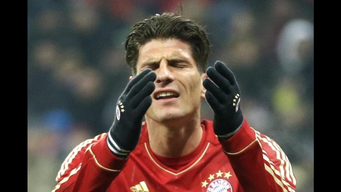 Napoli guarda già al dopo-Cavani: sfida a Fiorentina per Mario Gomez