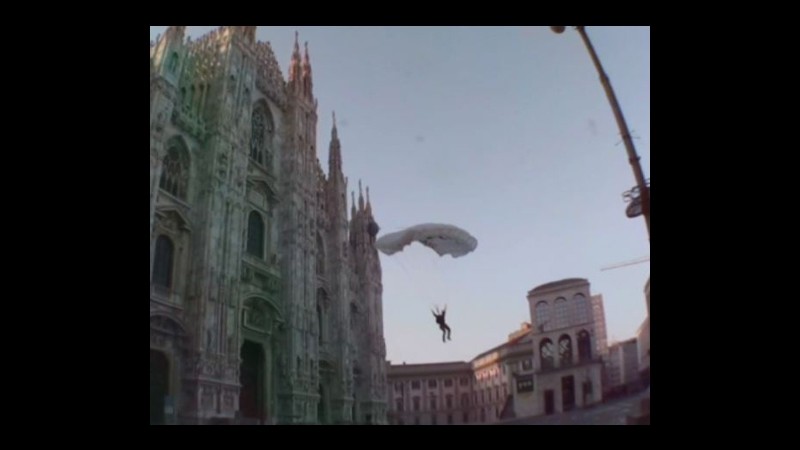 Milano, base jumper Di Palma: Dal Duomo 7 secondi più belli della vita