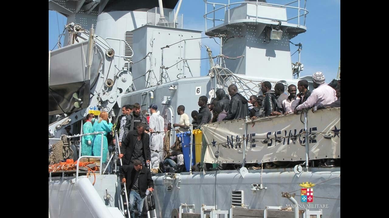 Sbarchi, soccorsi altri 726 migranti: su navi marina sono 1771
