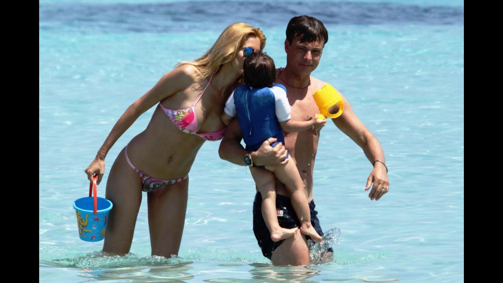 Adriana Volpe in vacanza a Formentera col marito e la figlia Giselle