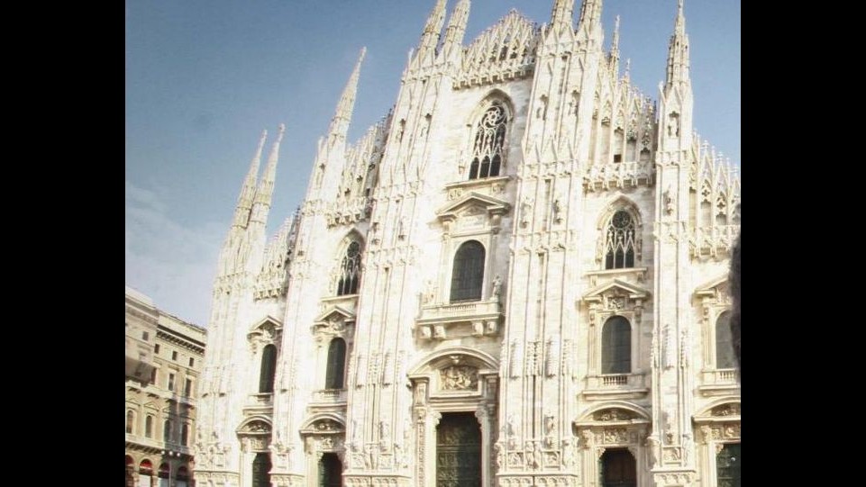 Milano, identificato paracadutista che si è buttato dal Duomo