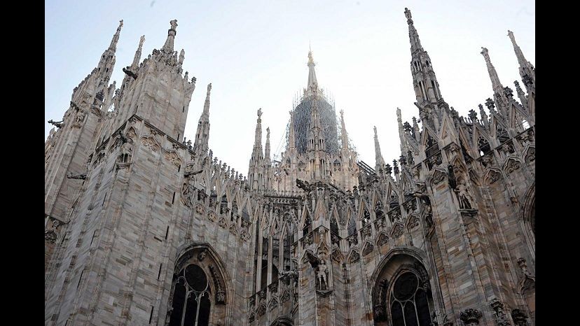Milano, paracadutista si lancia dal Duomo e scappa