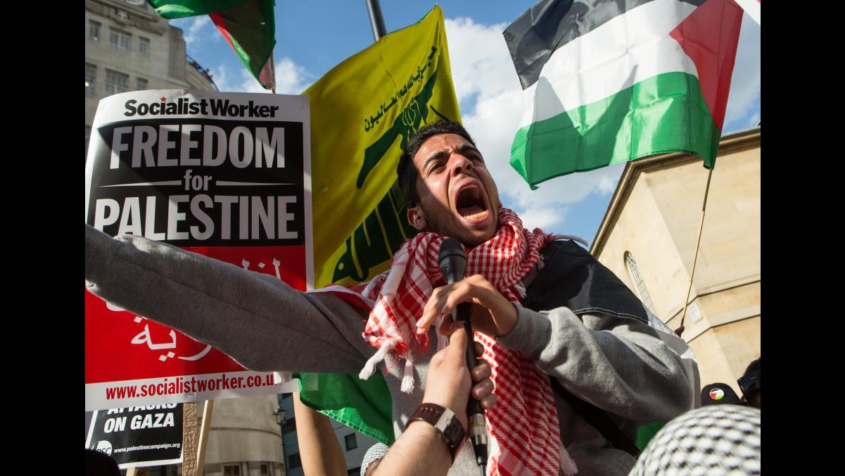 LE REAZIONI Gaza, in 15mila sfilano a Londra contro Israele. Scontri a Parigi