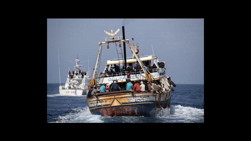Lampedusa, intercettato barcone con 400 migranti: 19 morti