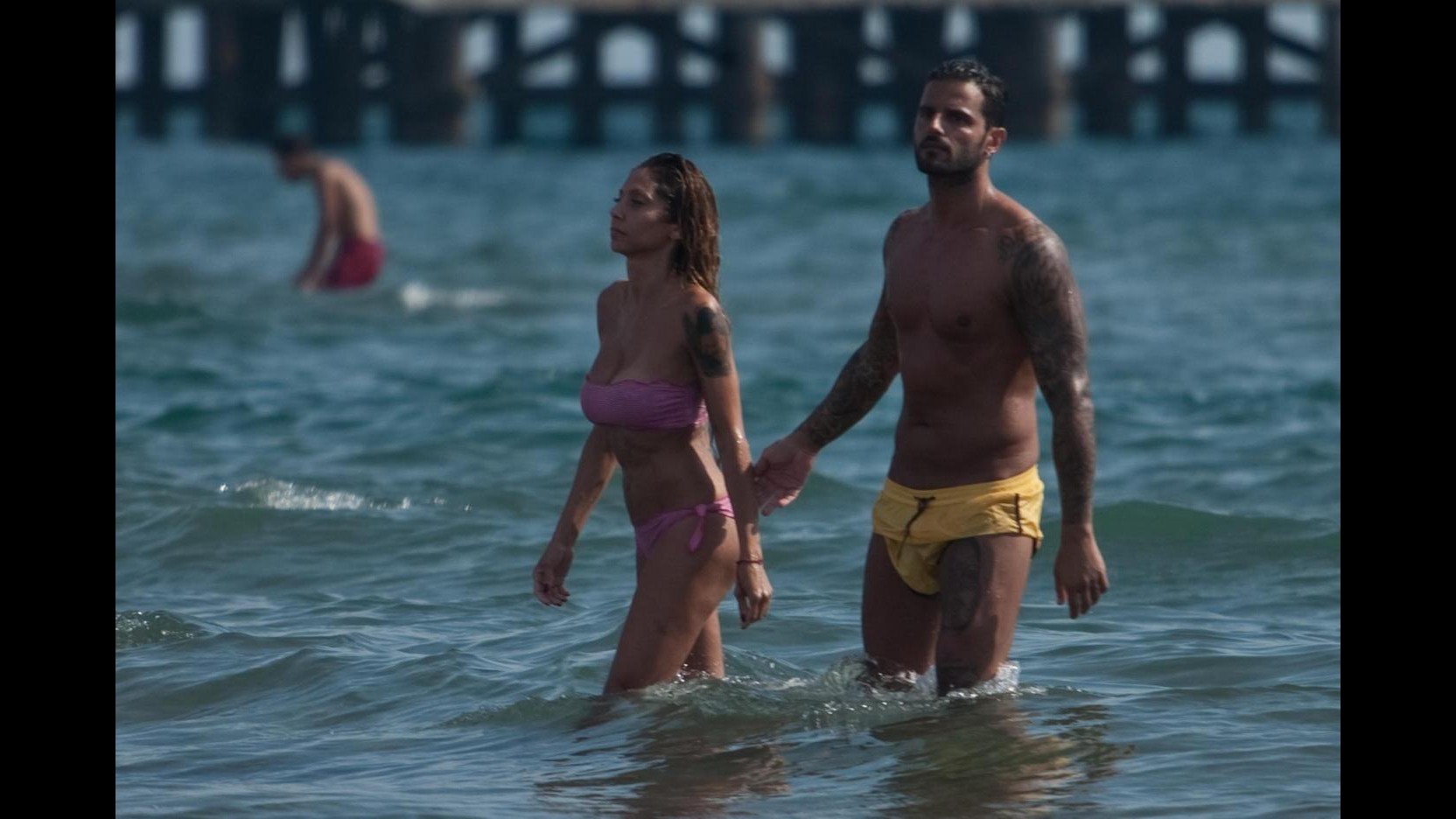 Baci e tuffi a Forte dei Marmi per Alessio Lopasso e Roberta Bonfanti