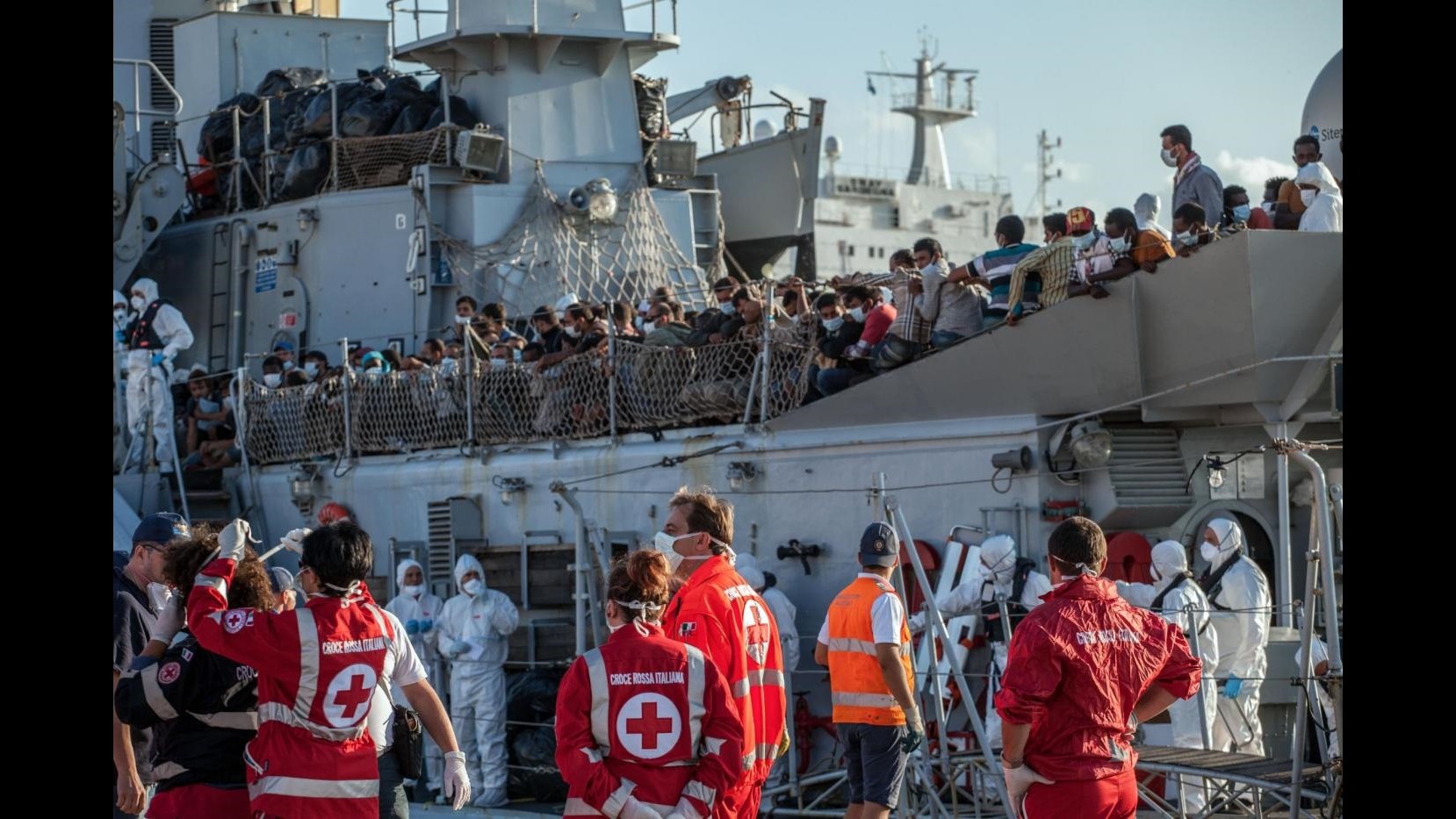 Sbarchi, quasi 1700 migranti arrivati a Reggio Calabria con nave San Giusto