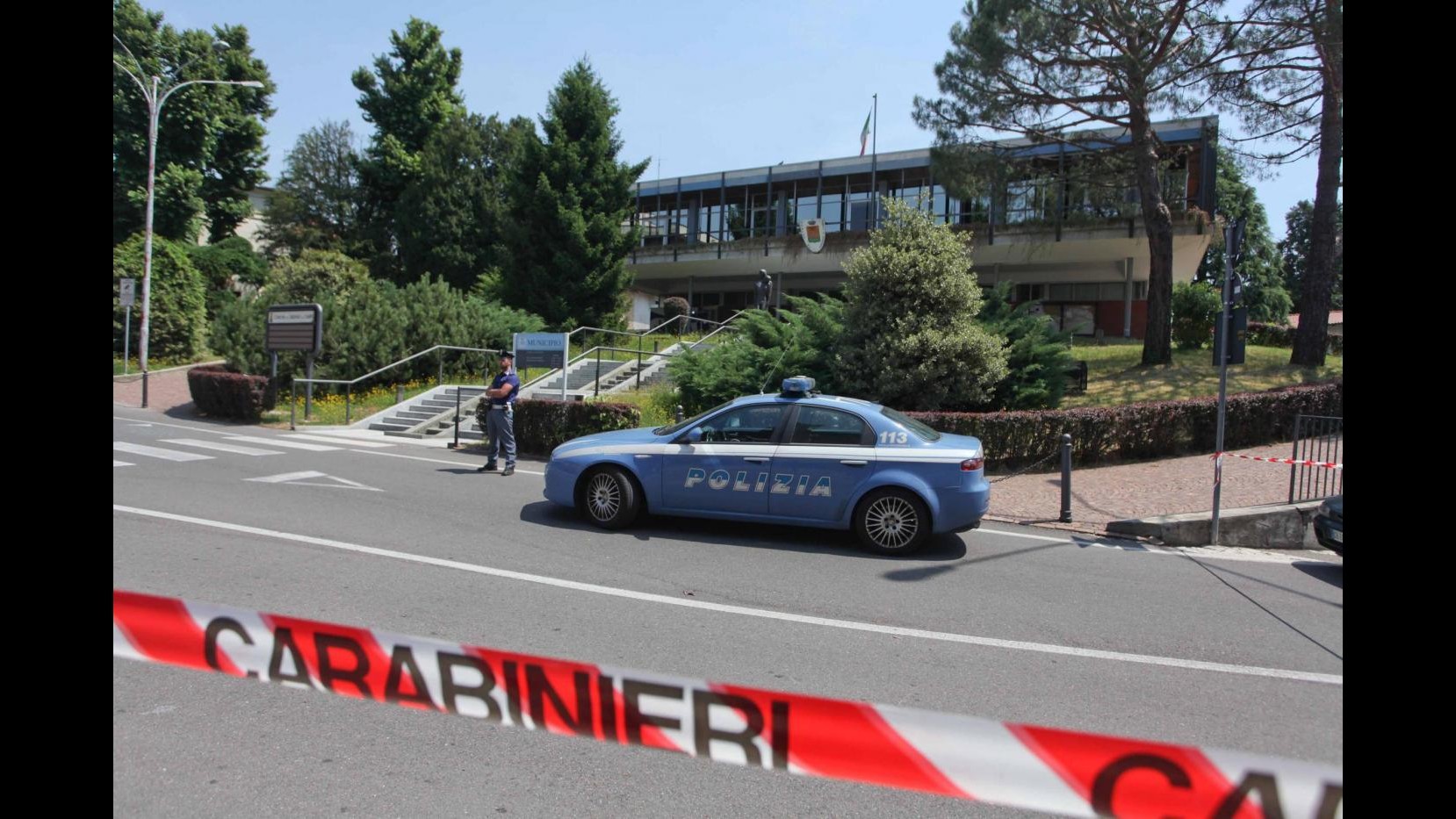 Vigile spara a sindaco e vicesindaco nel varesotto: sono gravi