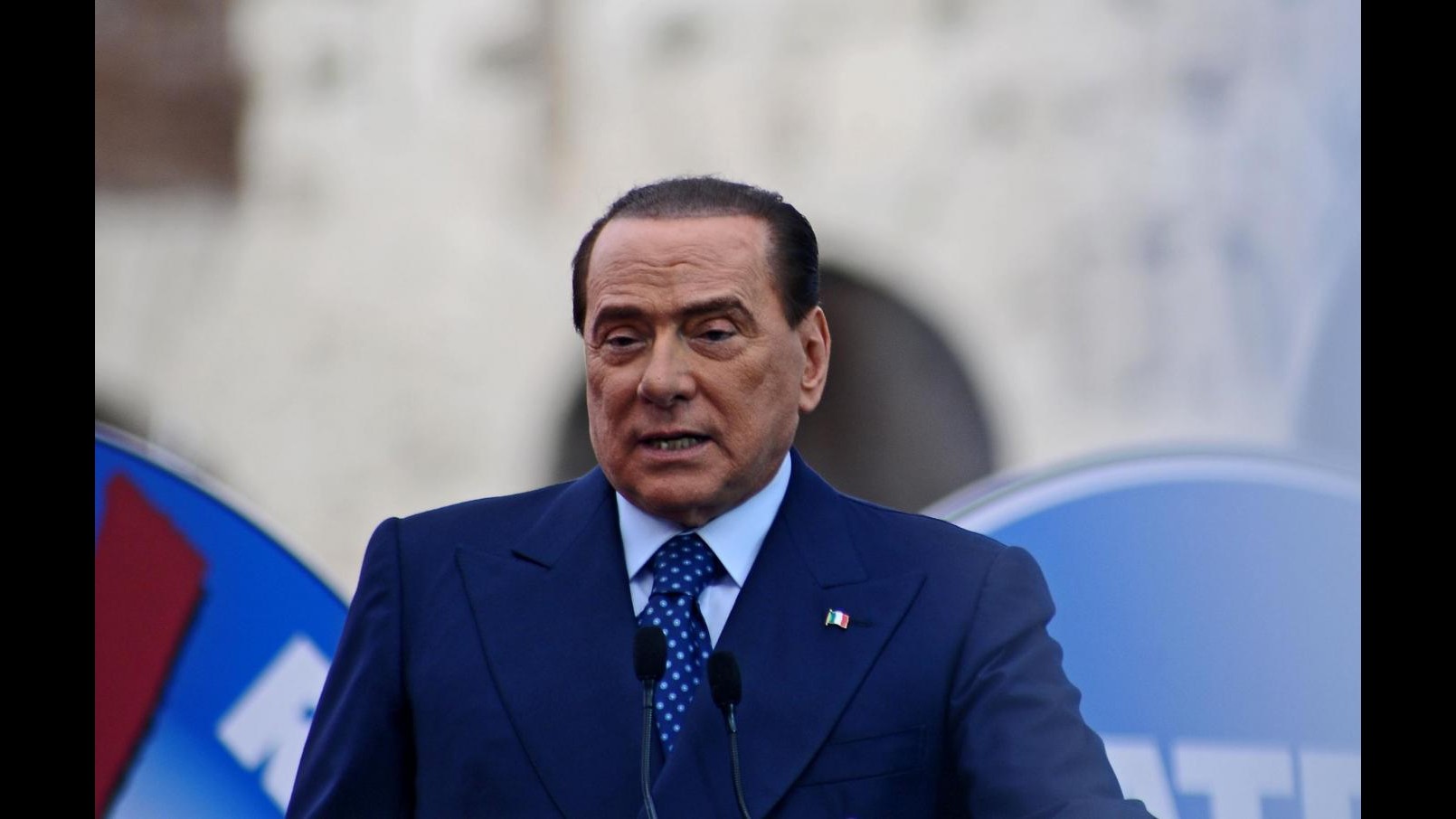 Berlusconi a manifestazione pro Silvio esce ad Arcore ma non parla