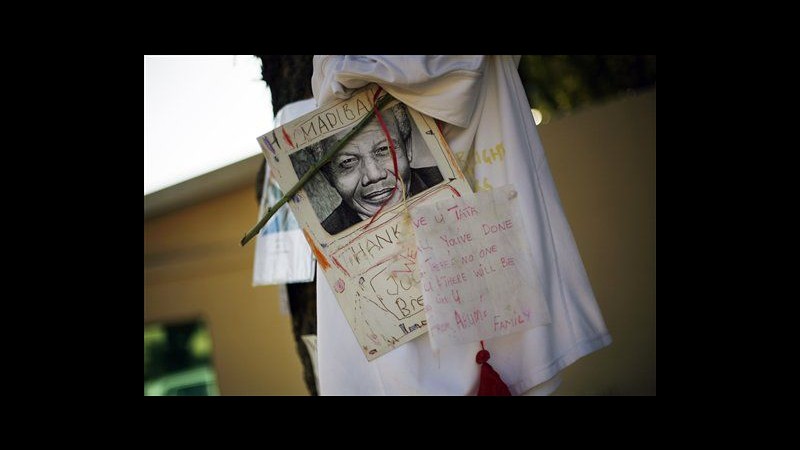 Sudafrica: Mandela resta in condizioni critiche ma stabili