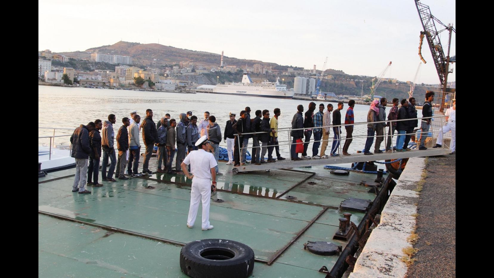 Sbarchi, giunti a Pozzallo 166 immigrati, tra loro 68 minori