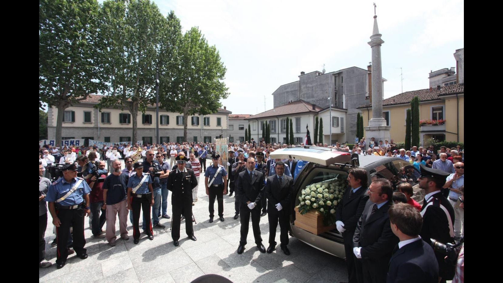 Borgonovo, l’ultimo saluto: cori e applausi ad arrivo feretro