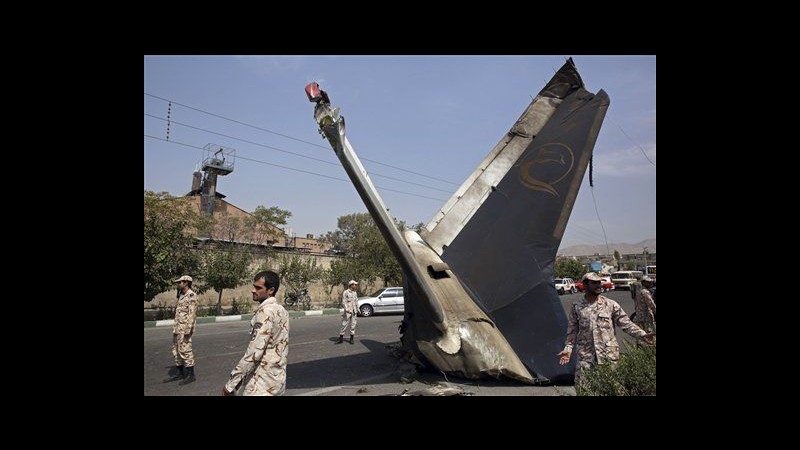 Cade aereo a Teheran, 39 morti e 9 feriti