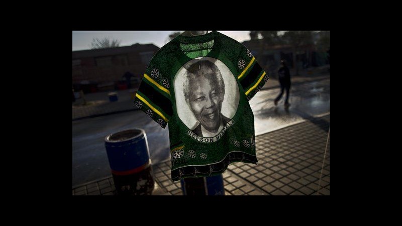 Sudafrica, Mandela resta in ospedale, Obama partito per Tanzania