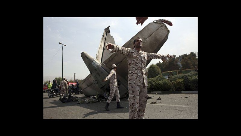 Cade aereo a Teheran, morti i 48 passeggeri a bordo