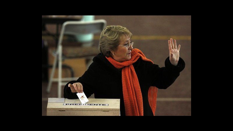 Cile al voto per primarie presidenziali: a sinistra favorita Bachelet