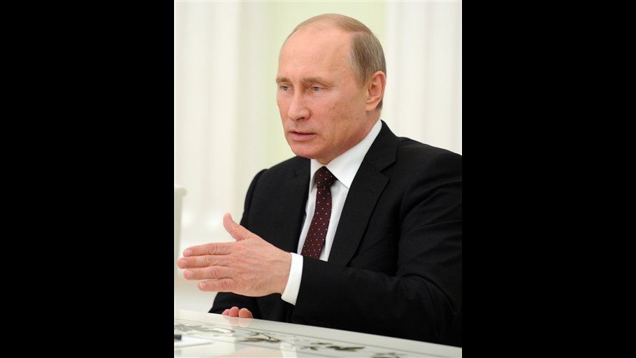 Russia, Putin firma legge contro propaganda gay a minori
