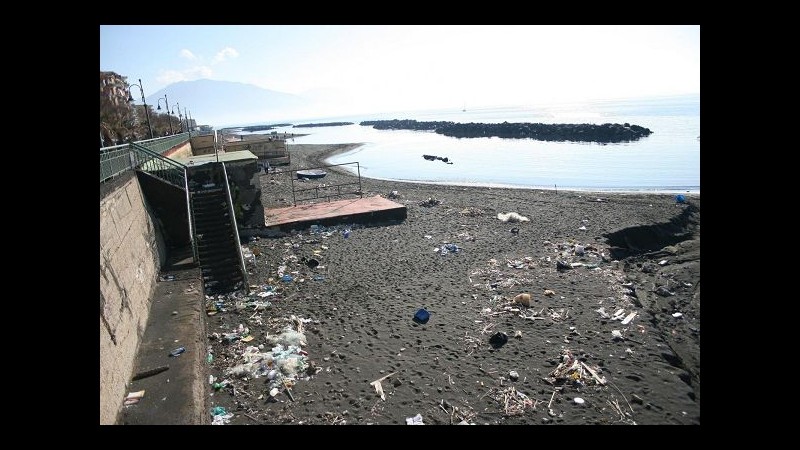 Legambiente: 1 rifiuto di plastica ogni 10 minuti nei mari italiani