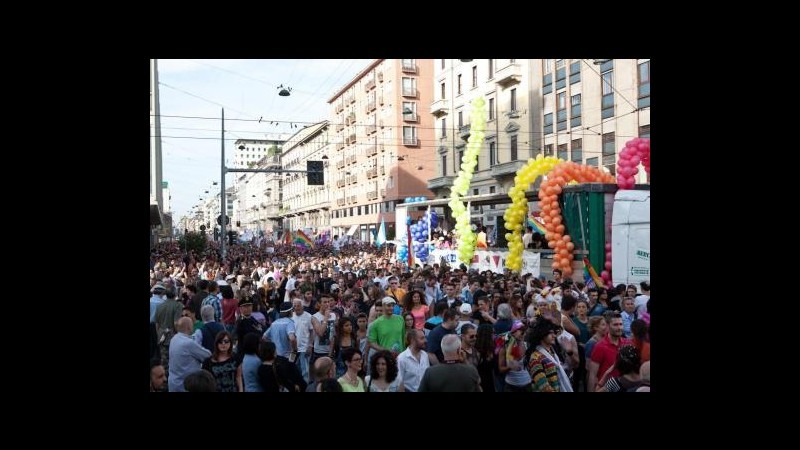 Gay, migliaia al Pride di Milano: in corteo anche Pisapia