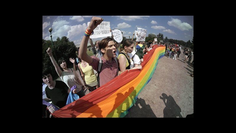 Russia, nazionalisti irrompono a raduno pro-gay a S.Pietroburgo: arresti