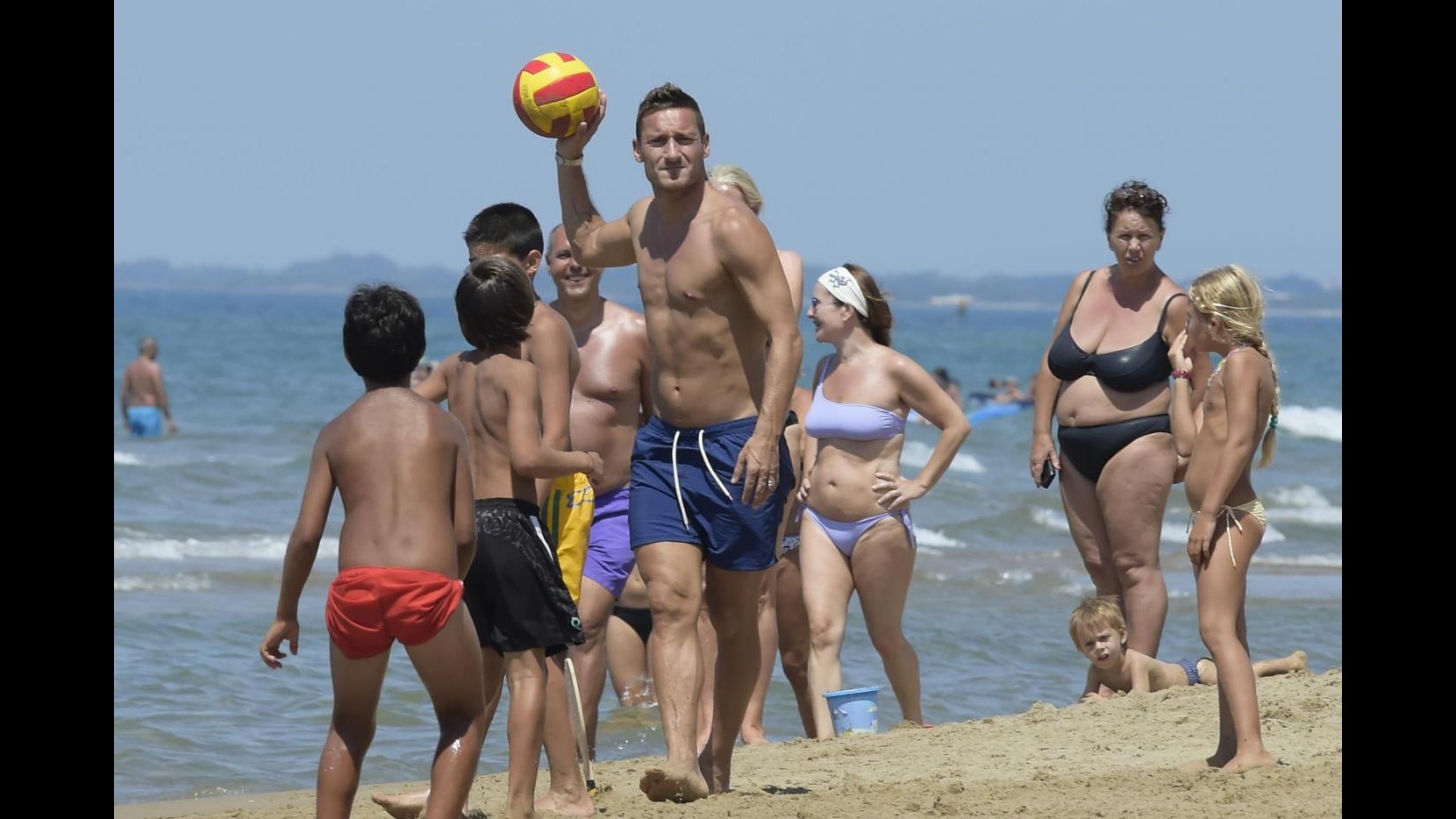 Totti papà modello a Sabaudia, al mare in famiglia con Ilary