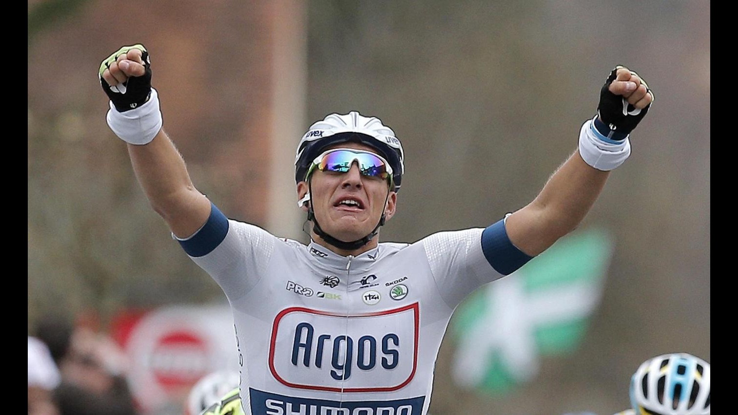 Tour de France, 1/a tappa e maglia gialla al tedesco Kittel. Maxi caduta con Moser, Sagan e Contador