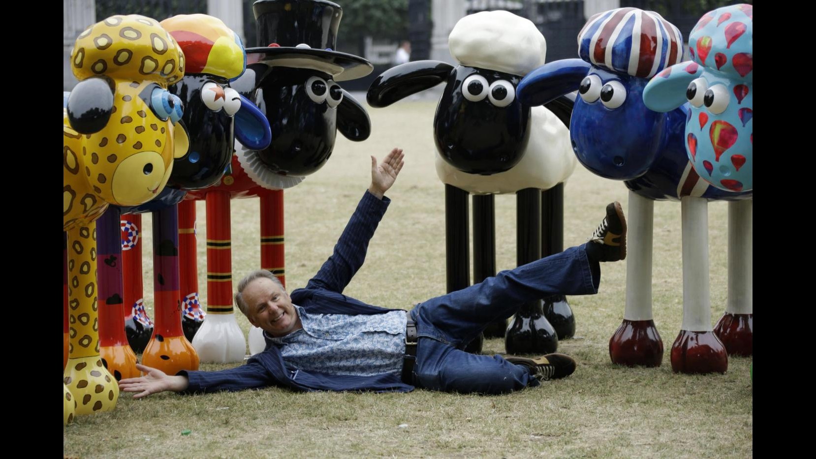Pecore davanti a Westminster: sculture di Nick Park per beneficenza