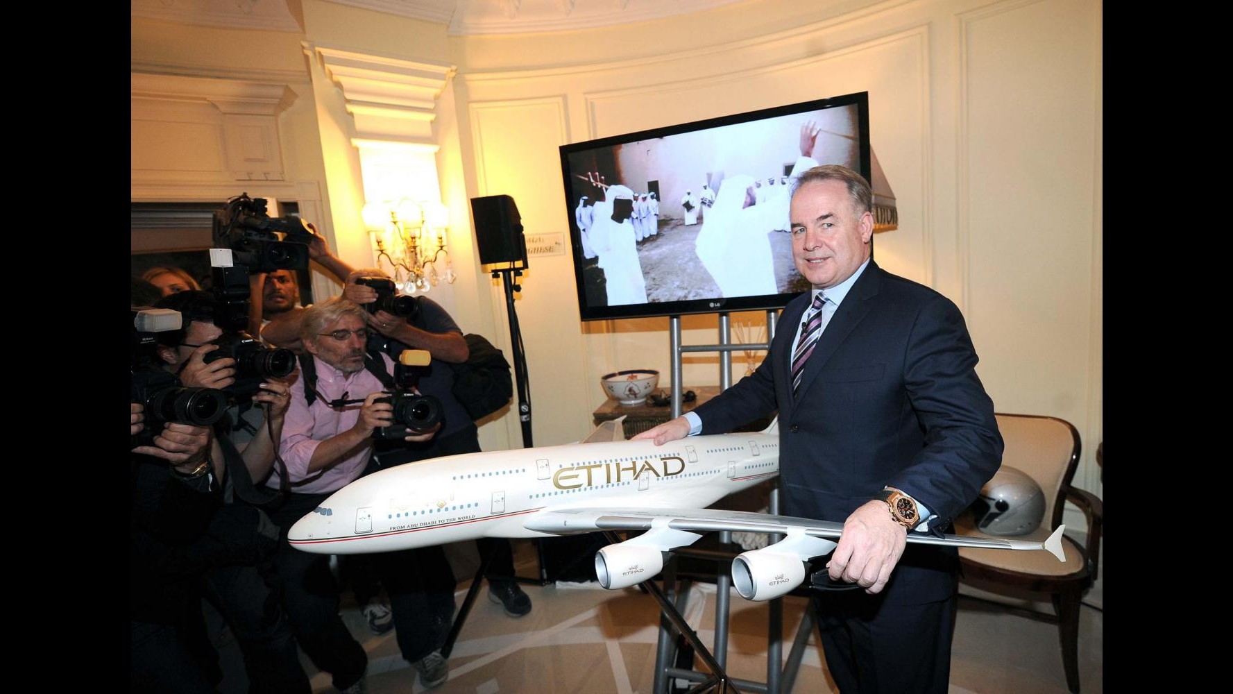 Alitalia, assemblea azionisti approva accordo Etihad e aumento capitale da 300 mln