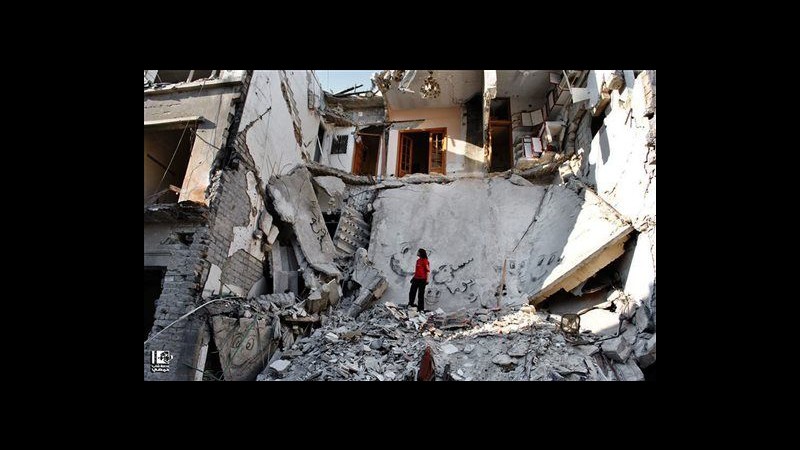Siria, regime bombarda ribelli a Homs con aerei da guerra