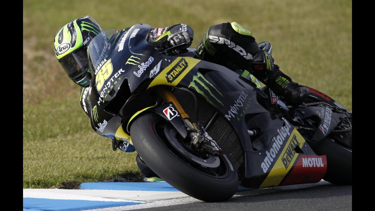 MotoGp, Assen: Crutchlow in pole, Rossi 4° davanti a Pedrosa. Marquez cade, Lorenzo in gara?