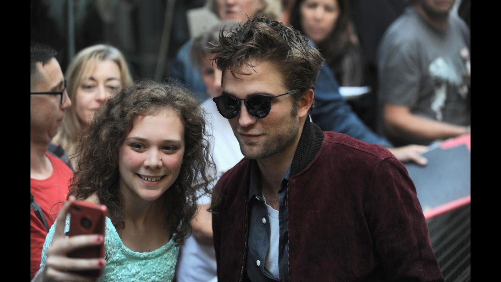 Robert Pattinson si concede ai fan alla premiere del film ‘The Rover’