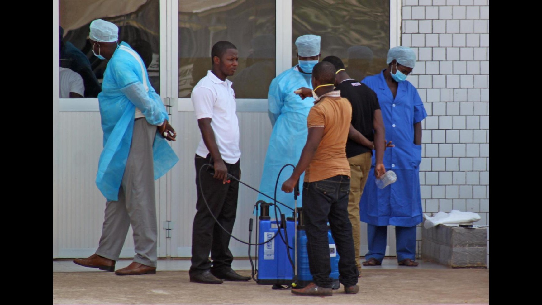 Ebola, arrivato in Spagna missionario infettato da virus in Liberia