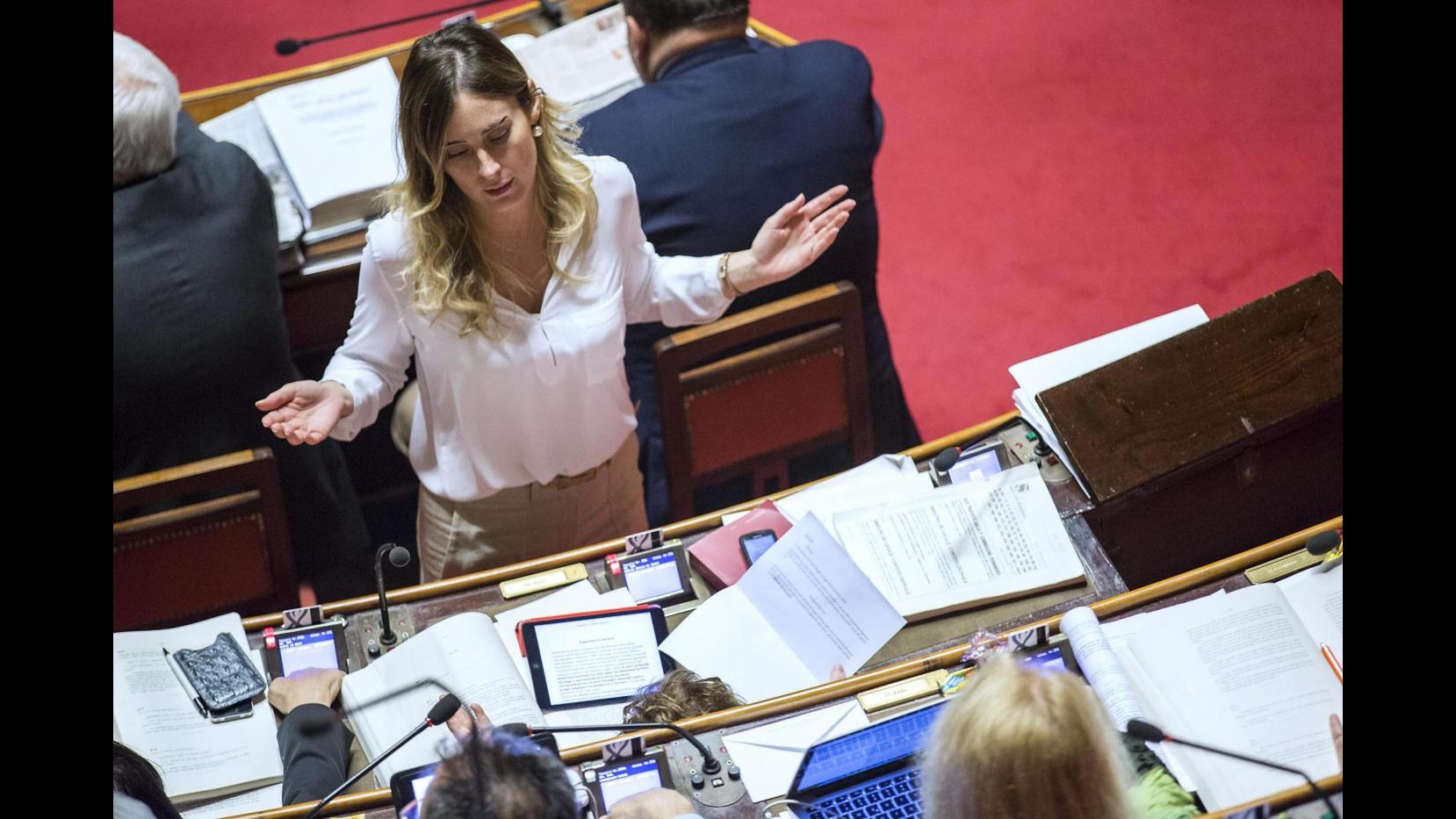Riforme, si riprende ad oltranza. Bagarre in Aula. Senato: sì a referendum propositivo