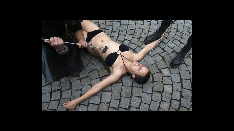 Praga, animalisti di 269Life marchiati a fuoco: Basta violenza