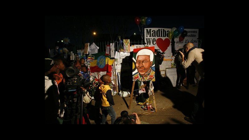 Mondo con il fiato sospeso per Mandela. Zuma: Stanotte è migliorato