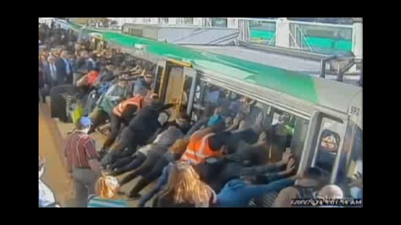 Australia,tutti a spingere treno per aiutare uomo incastrato nei binari
