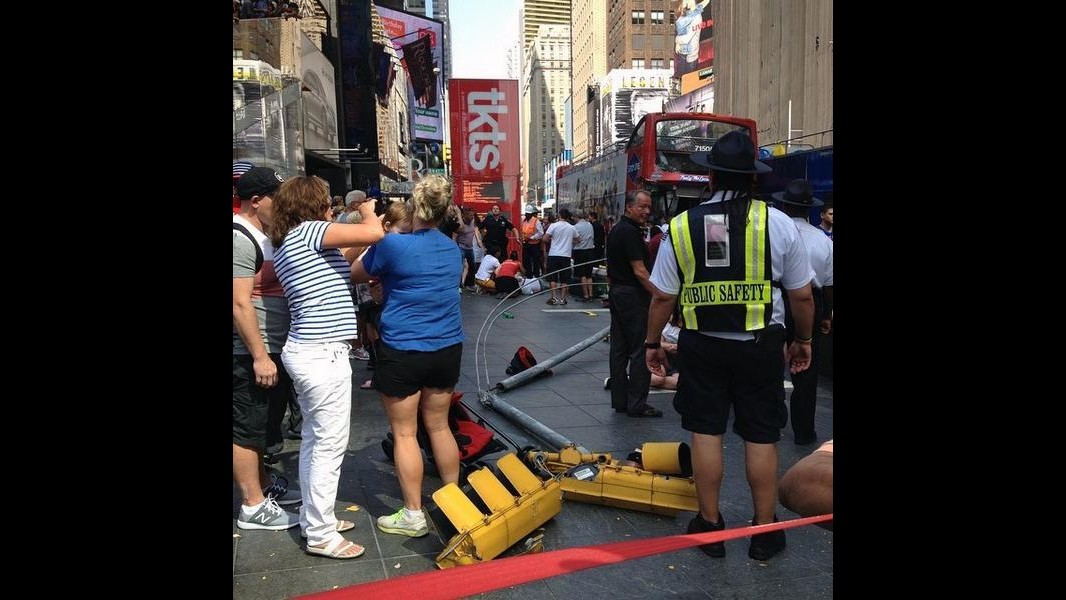 Usa, scontro fra due autobus in Times Square a New York: 14 feriti