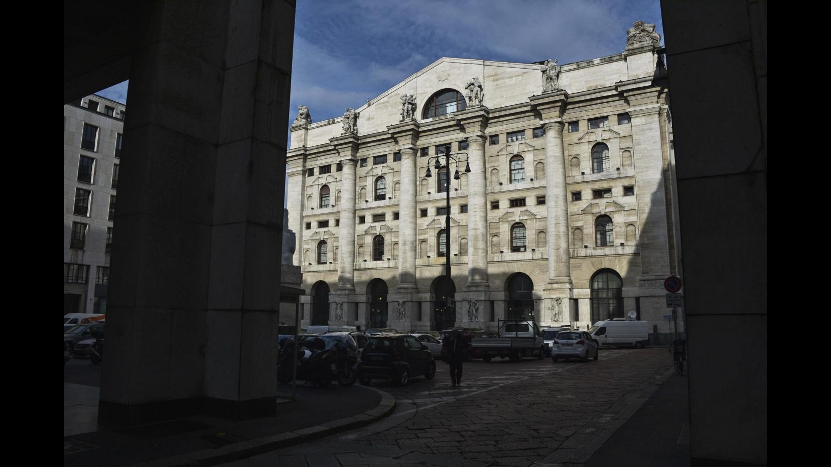 Borsa, Milano affonda (-3,3%) dopo Pil Italia, raffica di stop